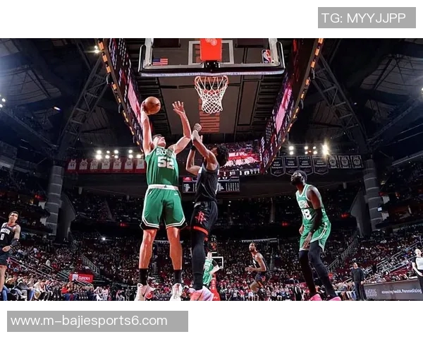 凯尔特人对决火箭NBA赛场精彩对抗引发球迷热议